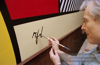 From Mural with Blue Brushstroke. New York City, 1985-86photo©Bob Adelman estate. Artwork©Estate of Roy Lichtenstein.
