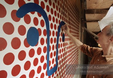 From Mural with Blue Brushstroke. New York City, 1985-86photo©Bob Adelman estate. Artwork©Estate of Roy Lichtenstein.