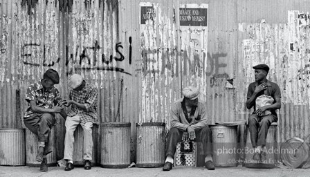 Chewing the fat, Brooklyn, New York City.  1963


ÒA good deal of socializing is done on the street. Though
the image above may look like a scene out of a Beckett
play, these cans provide a convenient place to sit and catch up.