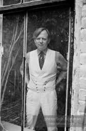 USA. New York City. 1975. Author Tom WOLFE in his Upper East Side apartment.
